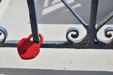santorini-fence-lock-red-169241.jpg