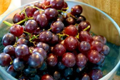 grapes-fruit-eat-food-table-grapes-668677.jpg