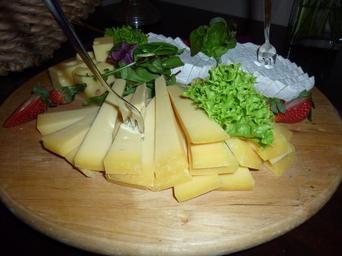 cheese-k%C3%A4seplatte-food-eat-hearty-843093.jpg