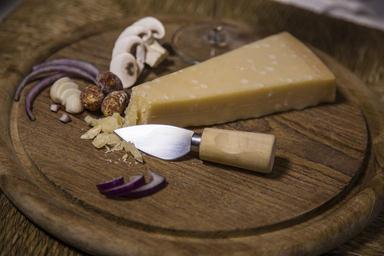 cheese-cheese-board-dinner-food-1101473.jpg