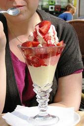ice-cream-sundae-ice-delicious-382767.jpg