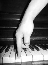 keys-piano-music-639275.jpg