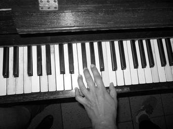 keys-piano-music-639274.jpg