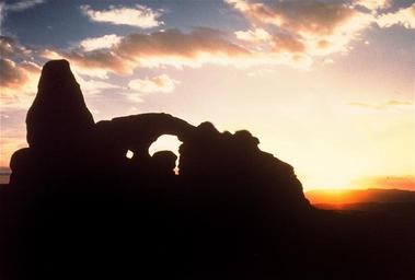 Sunset_Turret_Arch_Arches_National_Park_Utah_USA.jpg