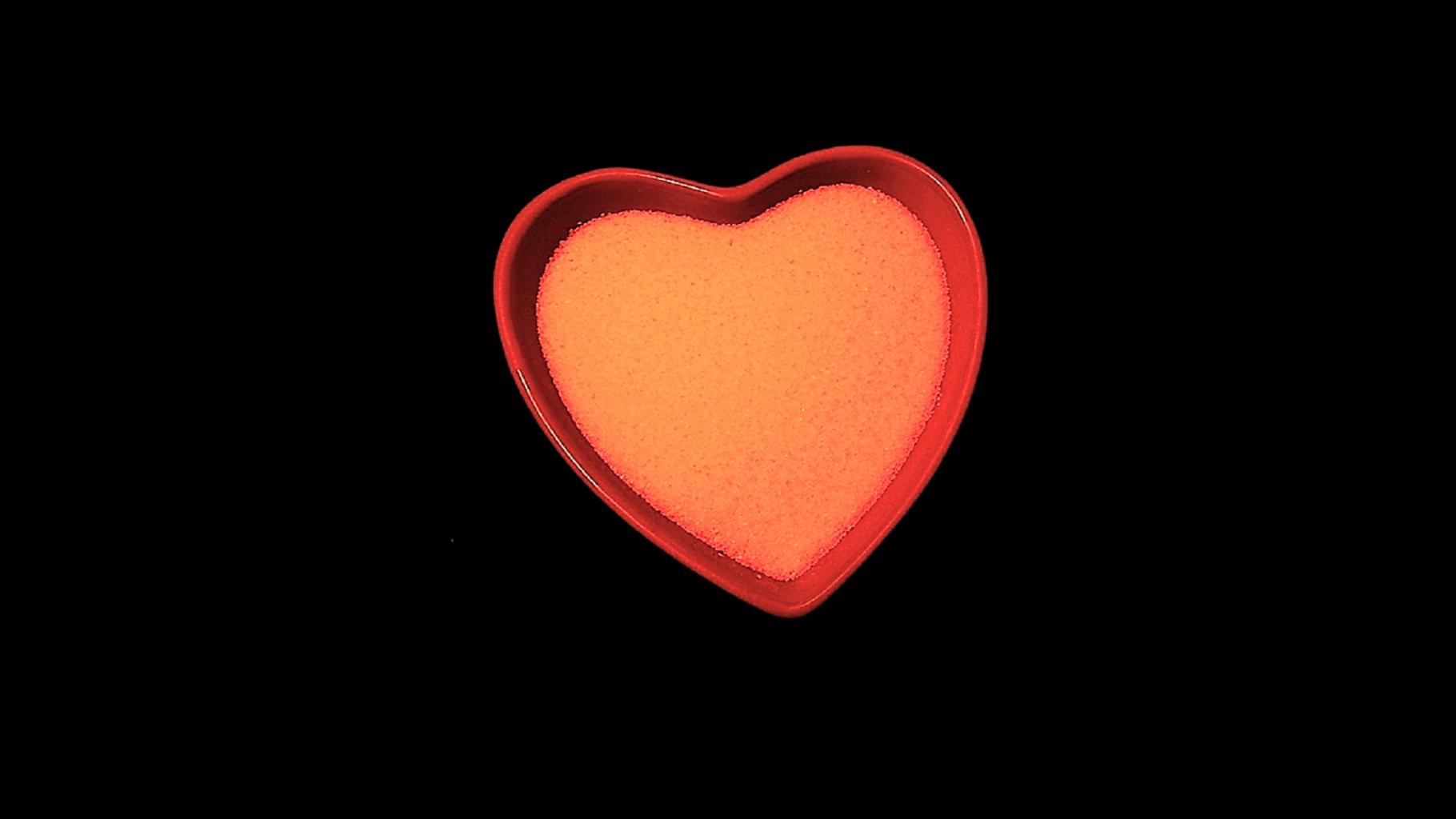 Красное сердце на черном фоне