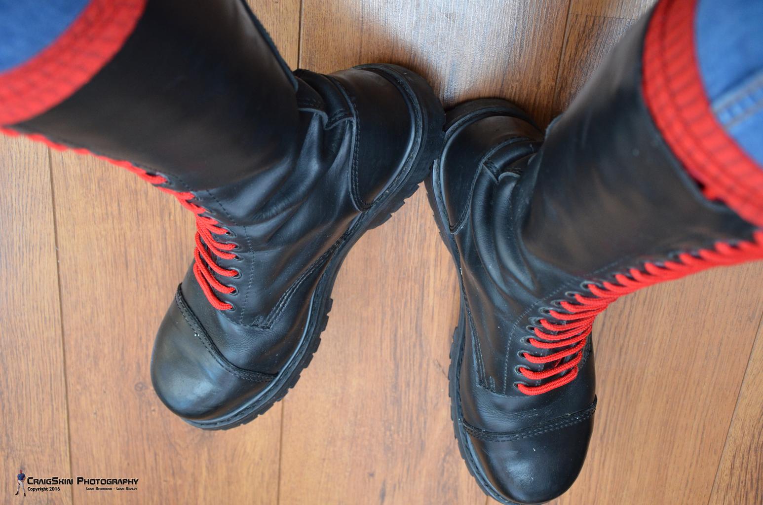 Что значит шнурки на скинхеде. Скинхеды в мартинсах 1460. Обувь скинхедов. Берцы с красными шнурками. Скинхеды с красными шнурками.