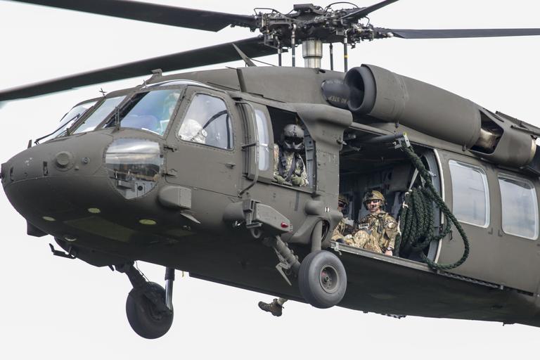 Вертолет uh 60 black hawk. Sikorsky uh-60 Black Hawk. MH-60m Black Hawk. Вертолёт uh-60 Black Hawk. Sikorsky uh-60m Black Hawk.