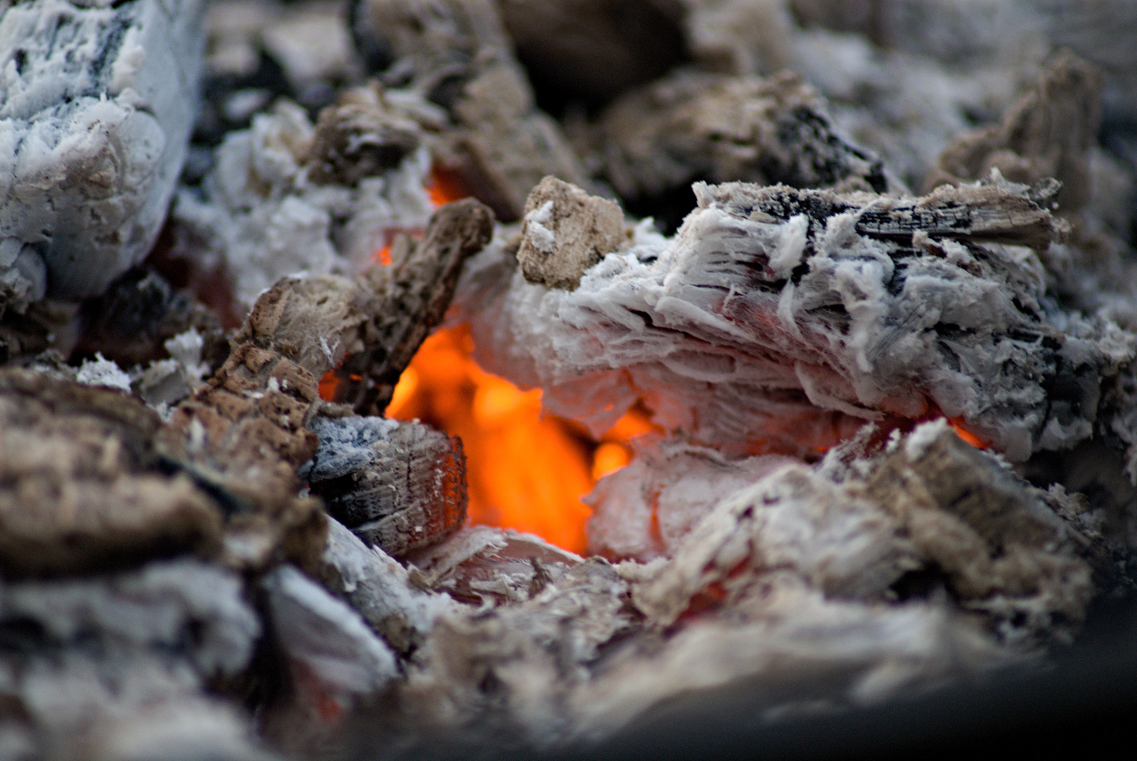 https://free-images.com/or/e4e3/fire_wood_charcoal_burning.jpg