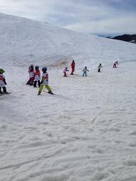 skiing-children-runway-snowy-1205558.jpg