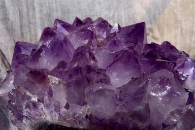 amethyst-violet-gem-top-1607247.jpg