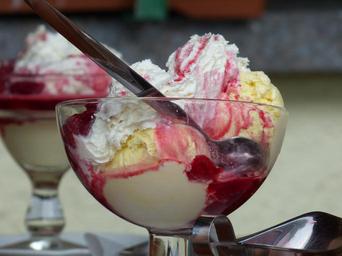 ice-cream-sundae-raspberry-cups-167571.jpg