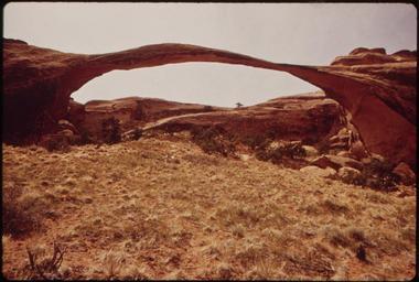 LANDSCAPE_ARCH,_IN_THE_DEVIL'S_GARDEN_SECTION_OF_ARCHES_NATIONAL_PARK,_IS_BELIEVED_TO_BE_THE_LONGEST_NATIONAL_STONE..._-_NARA_-_545568.jpg