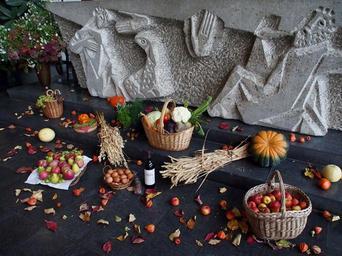 thanksgiving-altarpiece-food-fruit-1009097.jpg