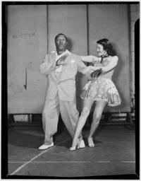 (Portrait_of_Louis_Jordan,_Paramount_Theater(?),_New_York,_N.Y.,_ca._July_1946)_(LOC)_(5354785930).jpg