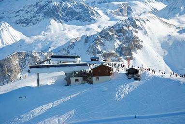 skiing-ski-slope-lift-mountain-326685.jpg