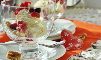 ice-cream-berries-fruits-dessert-1379591.jpg