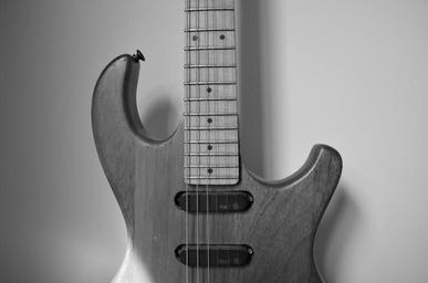 music-instrument-guitar-old-guitar-373354.jpg