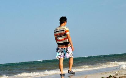 beach-holiday-vacation-person-walk-827634.jpg