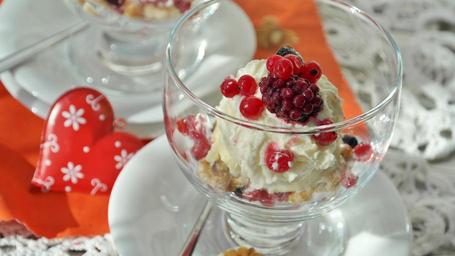 ice-cream-berries-fruits-dessert-1379585.jpg