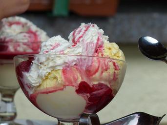 ice-cream-sundae-raspberry-cups-167570.jpg