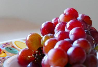 grapes-red-fruit-food-bunch-878945.jpg