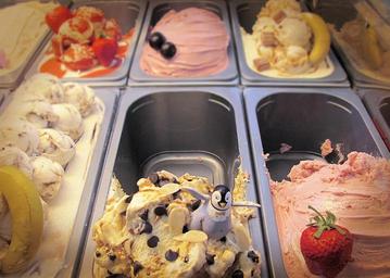 ice-cream-penguin-fridge-strawberry-1631846.jpg