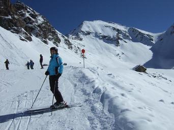 skiing-skier-ski-run-sun-snow-208457.jpg