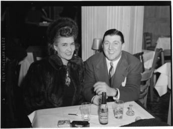 (Portrait_of_Tony_Pastor_and_Maria_Kramer,_Hotel_Edison(?),_New_York,_N.Y.,_between_1946_and_1948)_(LOC)_(5104555327).jpg