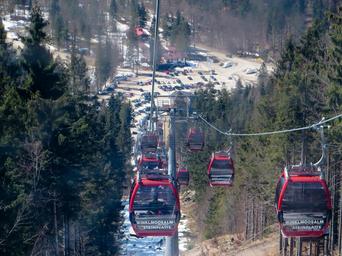 skiing-gondola-cable-car-winter-1103838.jpg