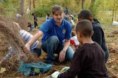 Biologist talk with students on how to plant.jpg