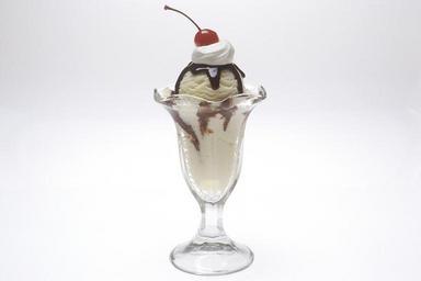 ice-cream-sundae-whipped-cream-616430.jpg